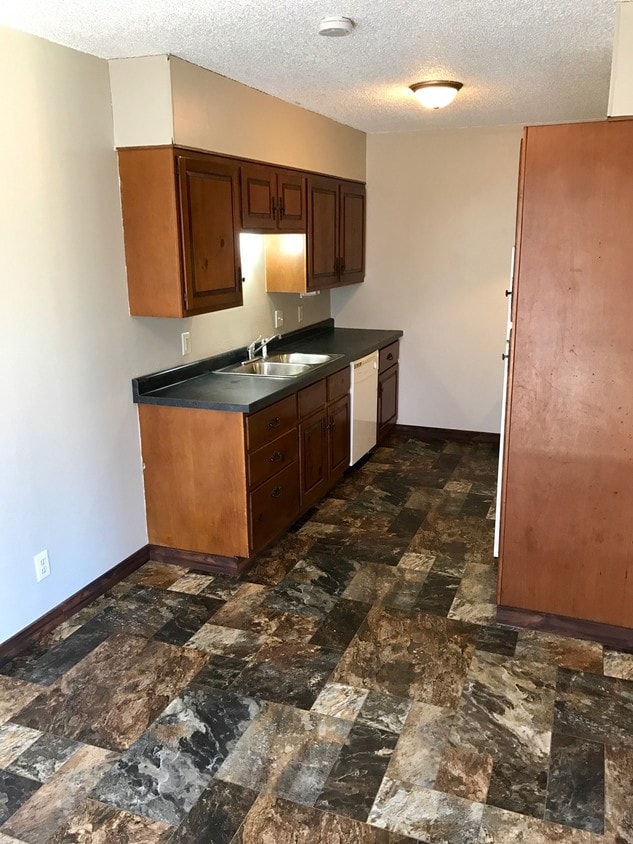 1919 Willson Ave, ster City, IA 50595 Townhome Rentals in ster