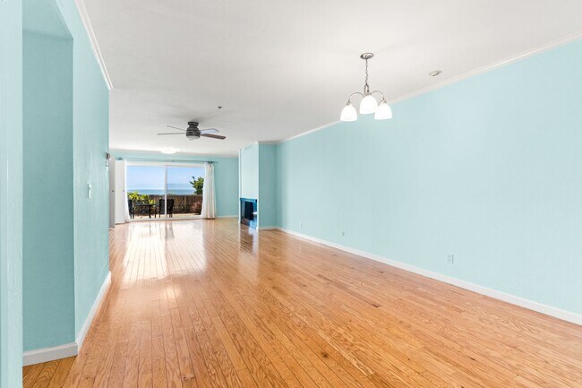 Foto del edificio - Beautiful 2 Bedroom Corner Unit on the Bea...