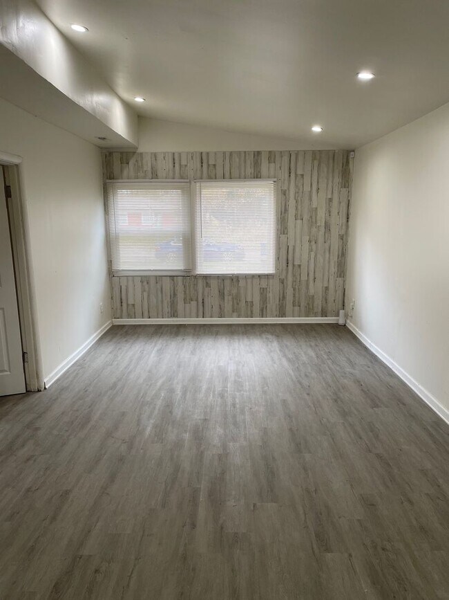 Building Photo - 3 Bedroom Close to Highway - Section 8 Wel...