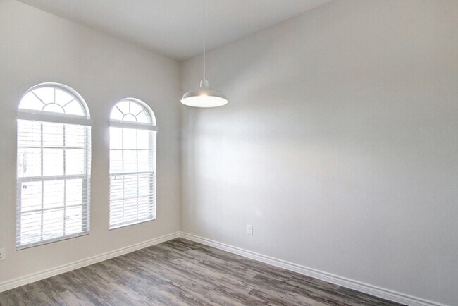 Building Photo - 738 Nichols Dr