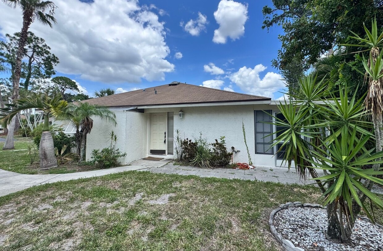 Annual unfurnished nicely renovated 2/2 villa near the Ringling Museum - Annual unfurnished nicely renovated 2/2 villa near the Ringling Museum