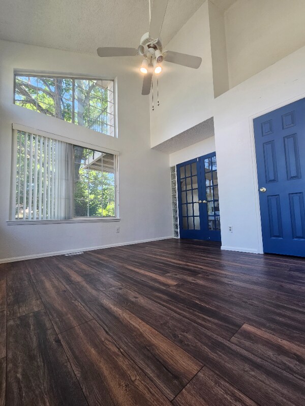 Foto principal - 13712 E Lehigh Ave