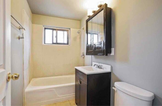 Foto del edificio - 2258 E 103rd St