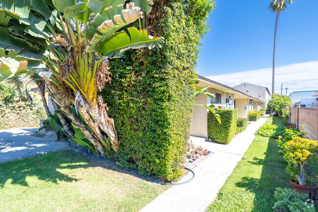 Foto del edificio - 6134 Hazelhurst Pl