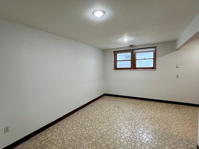 Foto del edificio - 811-813 W Adler Rd
