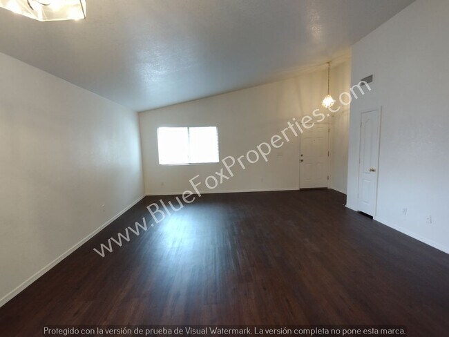 Building Photo - 915 N Silverleaf Oak Pl