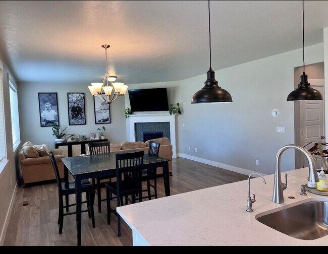 Foto del edificio - 3 Bed + Office + Bonus | 3-Car Garage