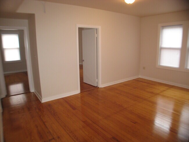 Foto del edificio - Renovated 2BR Near Cass Park