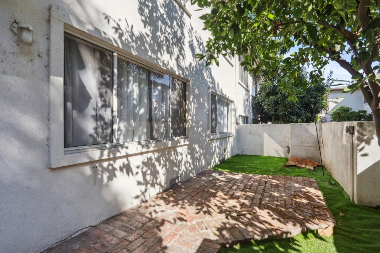 Foto principal - 18555 Collins St