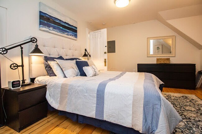Building Photo - Amazing renovation - three bedroom luxury ...