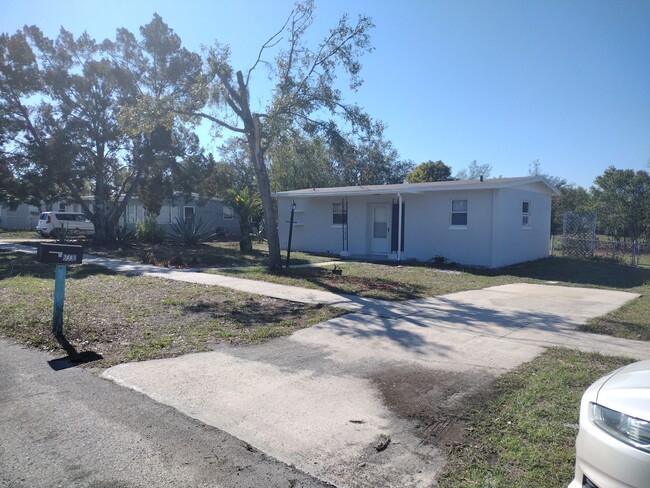 Building Photo - Adorable UPDATED 1 bedroom 1 Bath home wit...