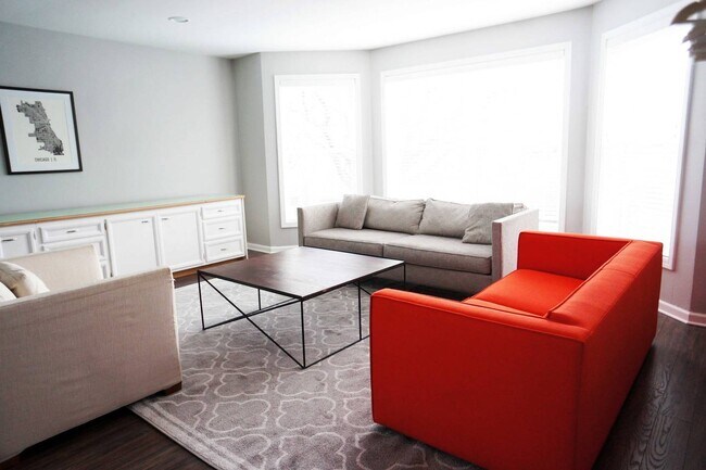 Foto del edificio - 2734 W Farragut Ave