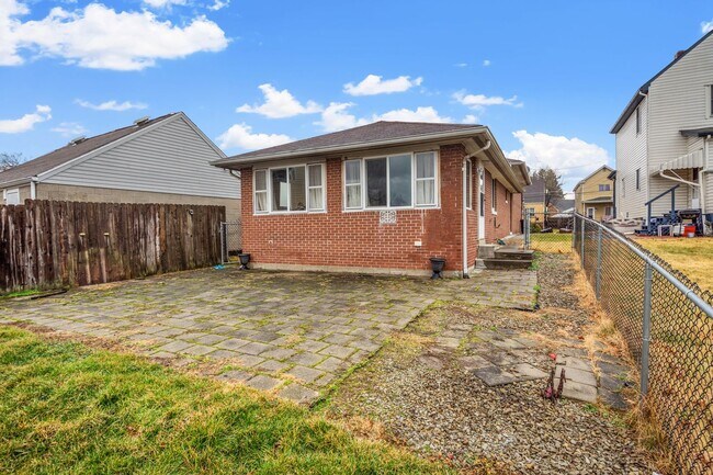 Foto del edificio - AVAILABLE AUGUST 1ST!! GORGEOUS 3 BEDROOM IN MUNHALL!