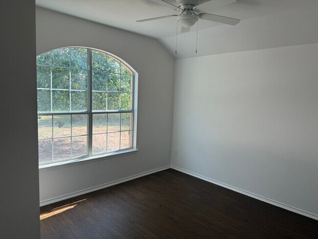 Building Photo - Move-in Ready Open Layout with a Huge Yard!