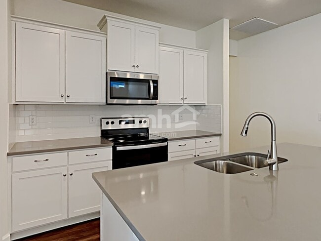 Building Photo - 5079 W Bellevue St