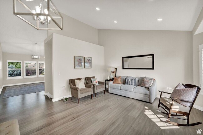 Building Photo - Beautifully Updated Canyon Oaks Executive Home with Stunning Views