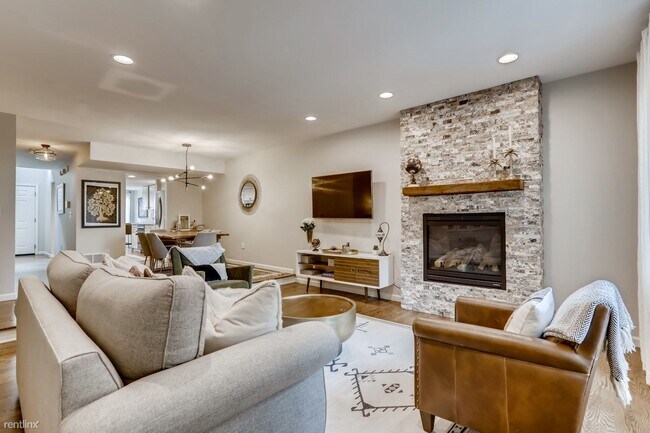 Foto del edificio - 3 br, 2.5 bath Townhome - 160 South Jackso...
