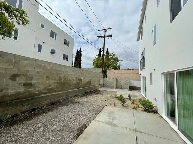 Building Photo - 1119 N Berendo St