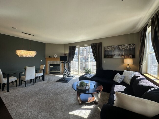 Building Photo - Spacious Townhouse Style Condo!