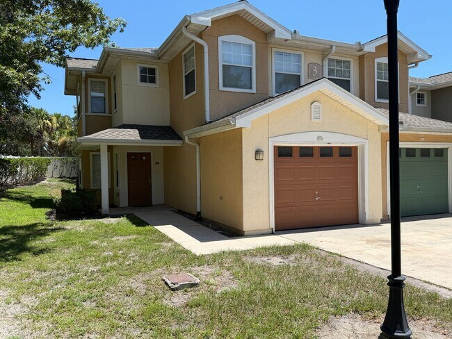 Building Photo - Great End Unit Town home waiting for you.