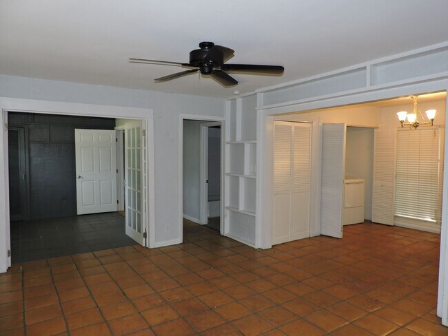 Building Photo - Convenient Northeast location!