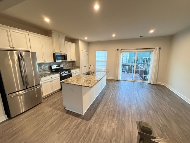 Building Photo - Like-New 4 Bedroom Townhouse