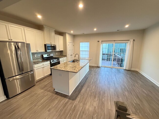 Foto del edificio - Like-New 4 Bedroom Townhouse