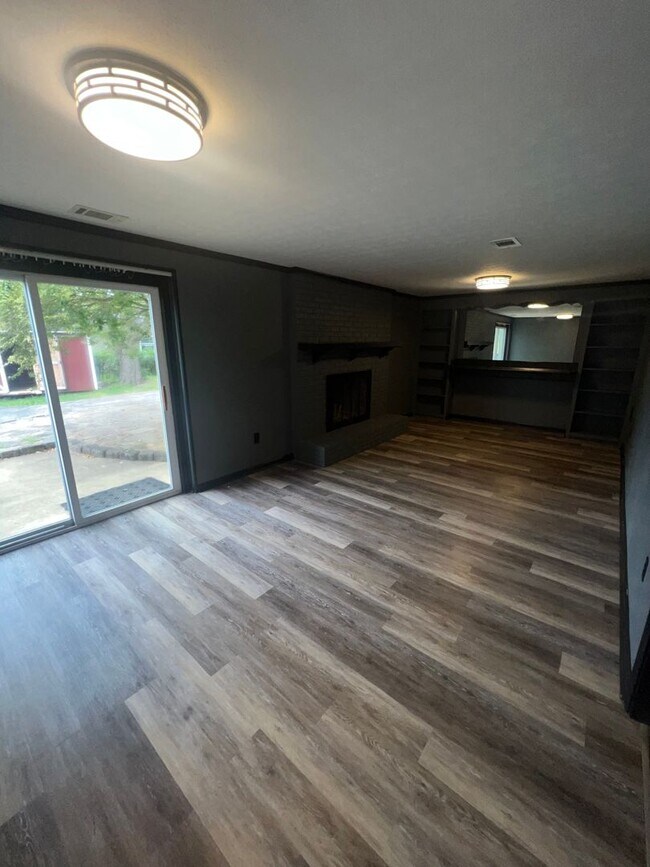 Building Photo - 4 Bedroom, 1.5 Bathroom House