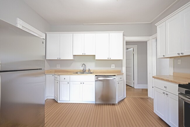 Building Photo - 56 Davison St