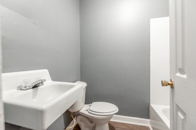Building Photo - 719 S Mulberry St