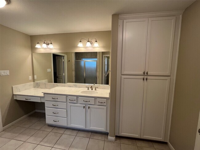 Building Photo - 9311 E Lakeside Dr