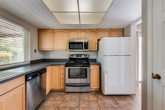 Building Photo - 5605 Valley Mills Dr