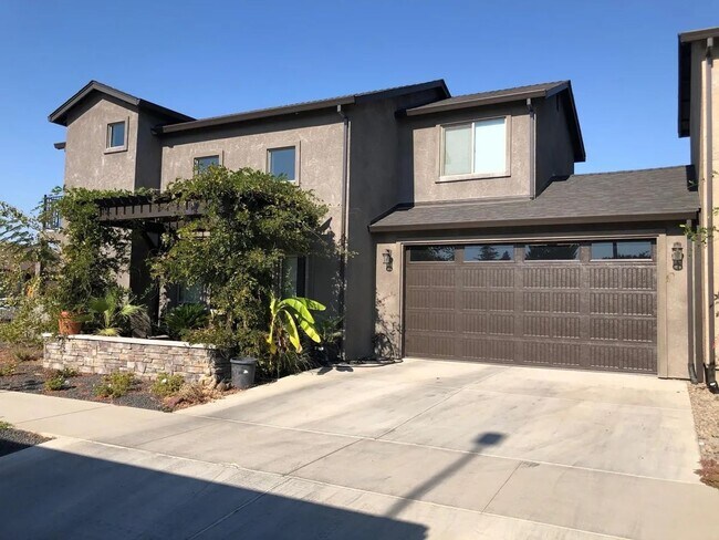 Building Photo - Very spacious and clean townhouse with a s...