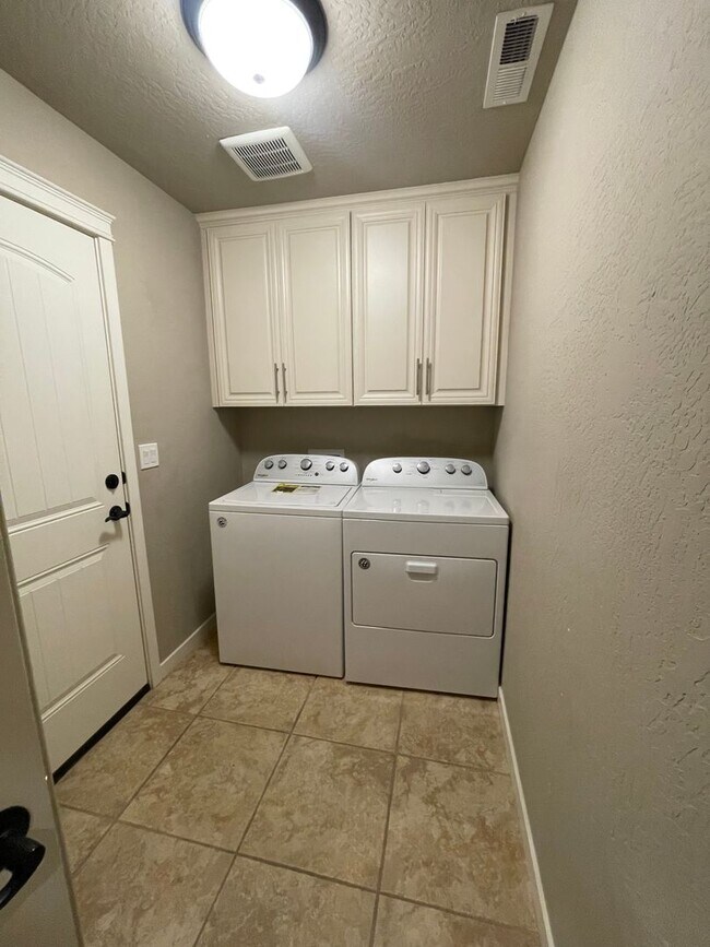 Building Photo - 3 Bedroom 2 Bath House