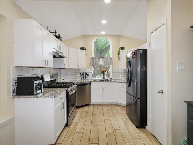 Foto del edificio - 5622 Lycomb Dr