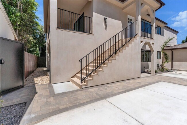 Building Photo - 6915 Encino Ave