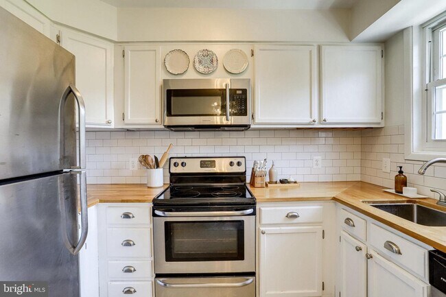 Foto del edificio - 2705 S Walter Reed Dr