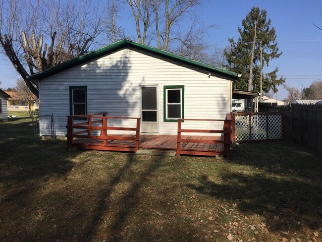 Building Photo - 3 bedrooms, 1 bath ranch house with big yard