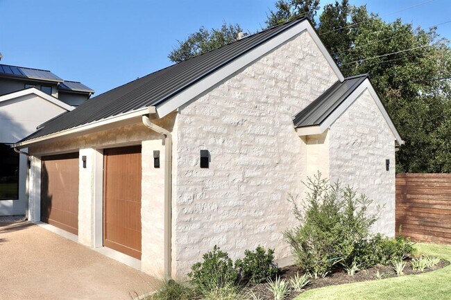 Foto del edificio - 6102 Forest Hills Dr