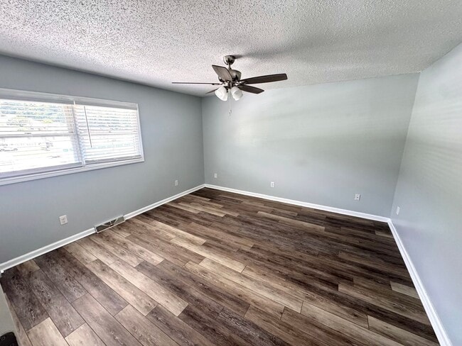 Building Photo - 2 Bedroom / 2 Bath Townhome Church Hill, TN