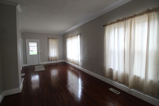 Foto del edificio - 319 E Water St