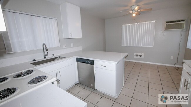 Foto del edificio - 1st Floor Remodeled Condo