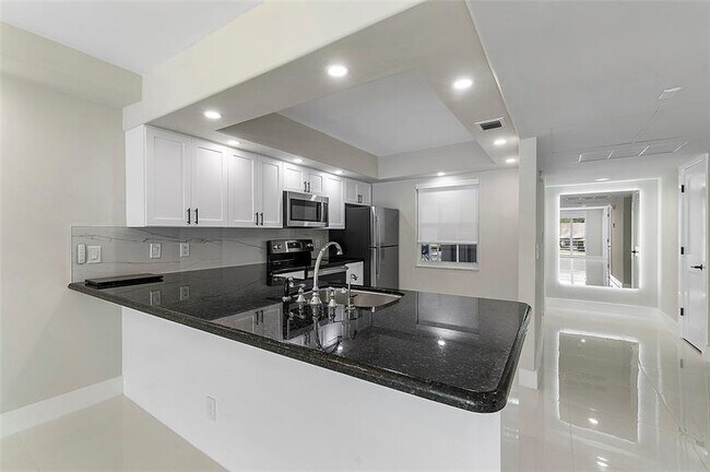 Building Photo - 605 Oaks Dr