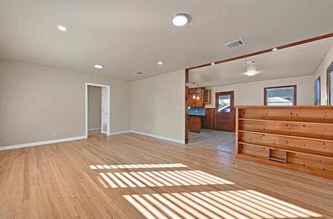 Foto del edificio - 1900 Cedar Ave