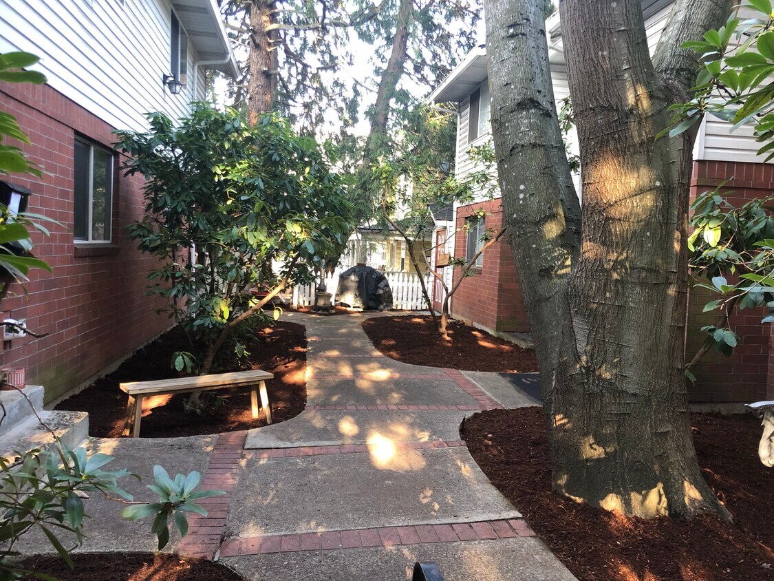 Courtyard - 49 SE 60th Ave