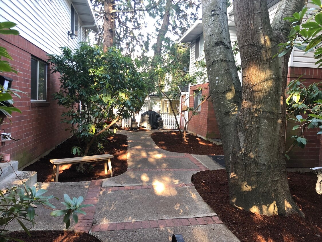 Courtyard - 49 SE 60th Ave