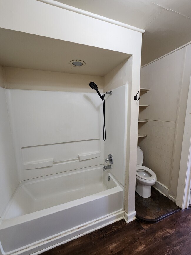 Building Photo - 800 W 7th St