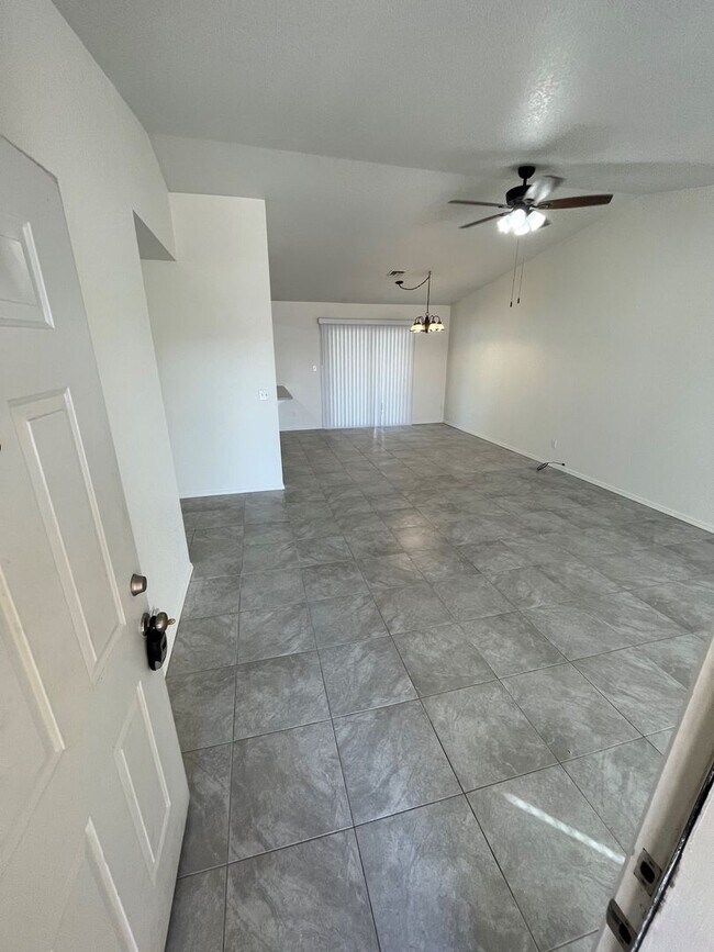 Foto del edificio - 3BR 2Ba Remodeled with Yard and Garage