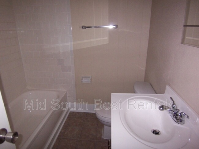 Building Photo - 1628 Vicky Ln