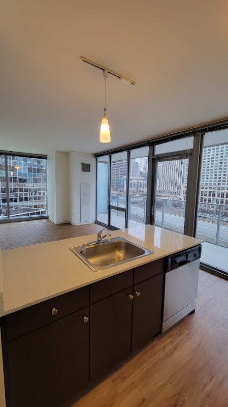 Building Photo - 323 E Randolph St